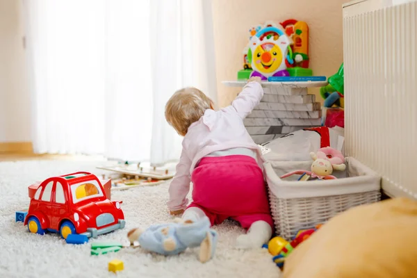 Heerlijk mooi schattig mooi klein meisje spelen met educatief speelgoed thuis of in de kinderkamer. Gelukkig gezond kind hebben plezier met kleurrijke verschillende speelgoed. Kind dat verschillende vaardigheden leert. — Stockfoto