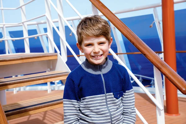 Portret szczęśliwego chłopca na statku wycieczkowym. Śmieszne piękne dziecko robi rodzinne wakacje. — Zdjęcie stockowe