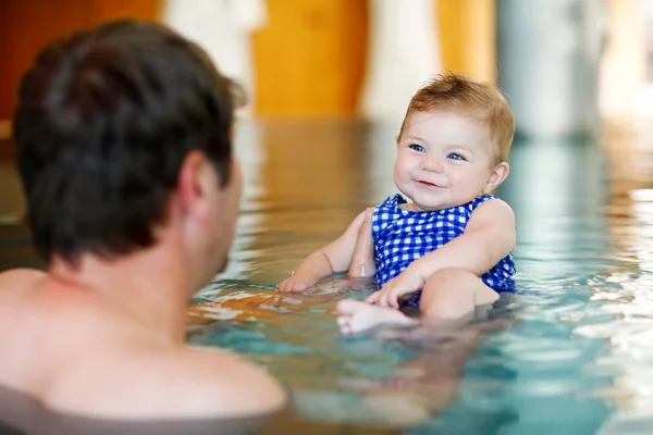 Mutlu orta yaşlı baba girdap havuzunda sevimli küçük kızıyla yüzüyor. Gülümseyen baba ve küçük çocuk, 6 aylık kız birlikte eğleniyor. Aktif aile, spa otelinde vakit geçiriyor. — Stok fotoğraf