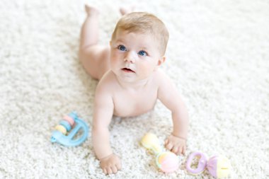Renkli pastel, eski model çıngıraklı yılanla oynayan tatlı bir kız.
