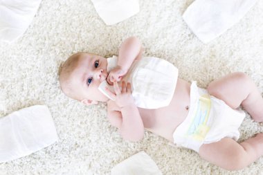 Bebek bezli yeni doğmuş bir kız bebek. Kuru cilt ve kreş