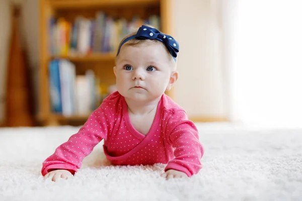 Retrato de pequena menina pequena de 5 meses dentro de casa — Fotografia de Stock