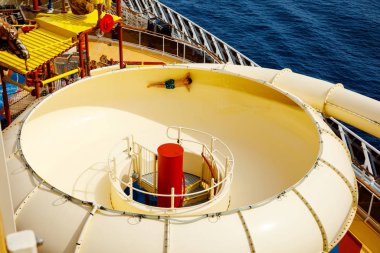 Küçük mutlu çocuk tatil köyü parkında su kaydırağında kayıyor. Sağlıklı çocuk eğleniyor..