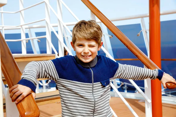 Retrato do rapazinho feliz num cruzeiro. Engraçado bela criança fazendo férias em família . — Fotografia de Stock