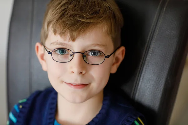 Portrait de petit garçon d'école mignon avec des lunettes. Belle enfant heureuse regardant la caméra. Un écolier souriant. Concept d'éducation . — Photo