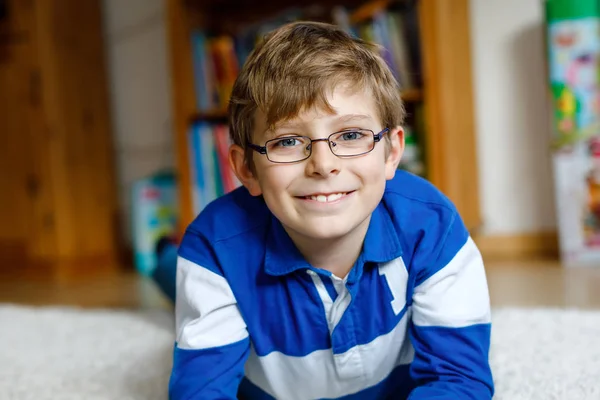 Portret van een leuk schooljongetje met een bril. Mooi gelukkig kind kijkend naar de camera. Schooljongen lacht. Onderwijsconcept. — Stockfoto