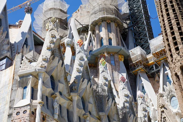 BARCELONA, SPAIN - APRIL 24, 2019: Cathedral La Sagrada Familia in Barcelona, Spain. It is designed by architect Antonio Gaudi and built since 1882 — Stock Photo, Image