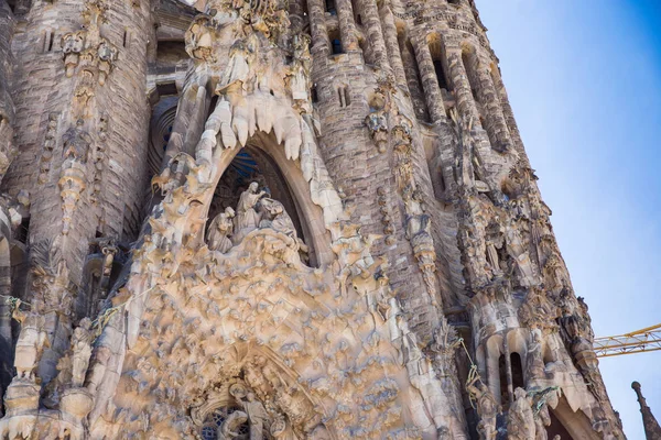 BARCELONA, SPAIN - APRIL 24, 2019: Cathedral La Sagrada Familia in Barcelona, Spain. It is designed by architect Antonio Gaudi and built since 1882 — Stok fotoğraf