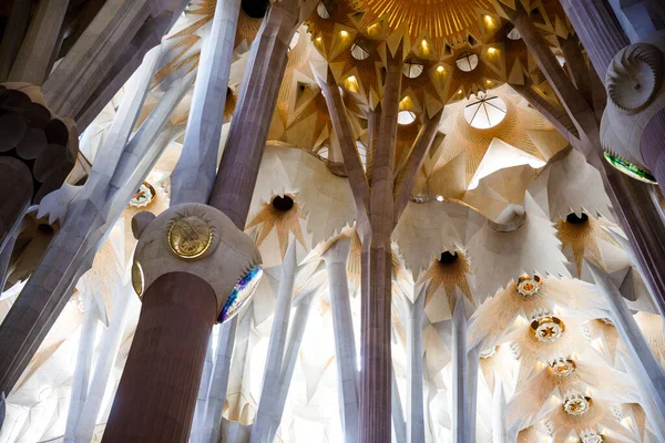 BARCELONA, SPAIN - APRIL 24, 2019: Cathedral La Sagrada Familia in Barcelona, Spain. It is designed by architect Antonio Gaudi and built since 1882 — ストック写真