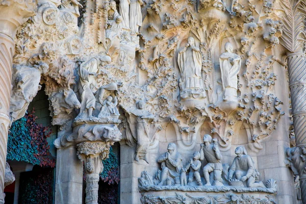 BARCELONA, SPAIN - APRIL 24, 2019: Cathedral La Sagrada Familia in Barcelona, Spain. It is designed by architect Antonio Gaudi and built since 1882 — Stock fotografie