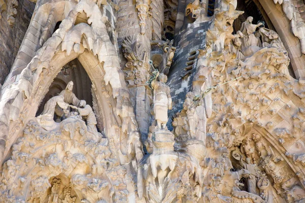 BARCELONA, SPAIN - APRIL 24, 2019: Cathedral La Sagrada Familia in Barcelona, Spain. It is designed by architect Antonio Gaudi and built since 1882 — Φωτογραφία Αρχείου