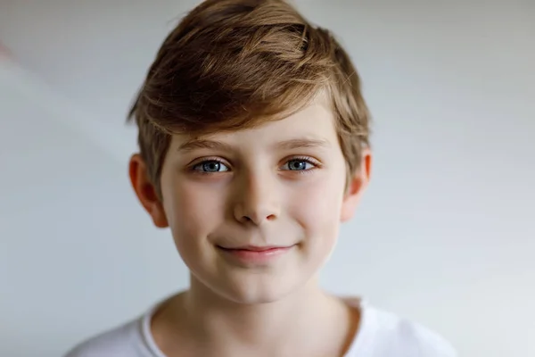 Portrait de petit garçon d'école mignon. Belle enfant heureuse regardant la caméra. Un écolier souriant. Concept d'éducation. — Photo