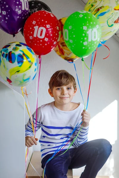 Retrato de menino feliz com cacho em balões de ar coloridos em seu aniversário. Criança da escola sorrindo se divertindo, comemorando o décimo dia de nascimento. Família e melhor amigo festa — Fotografia de Stock