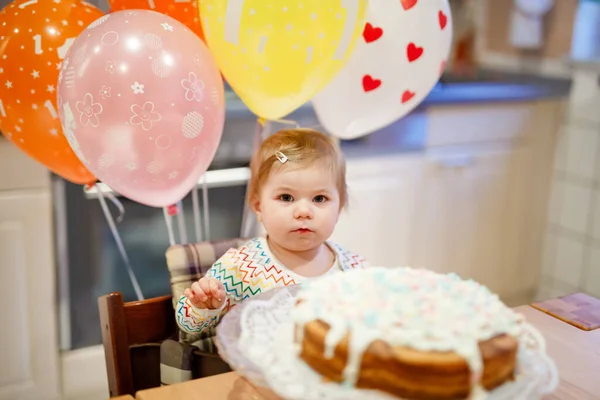 Menina adorável bebê comemorando o primeiro aniversário. Bebê comendo marshmellows decoração em bolo caseiro, interior. Festa de aniversário para a criança bonito, filha bonita — Fotografia de Stock