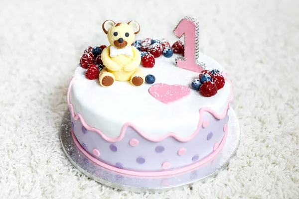 Geburtstagstorte für ein kleines Mädchen oder einen Jungen zum ersten Geburtstag. Pastell dekoriert und Teddybär auf Kuchen. — Stockfoto