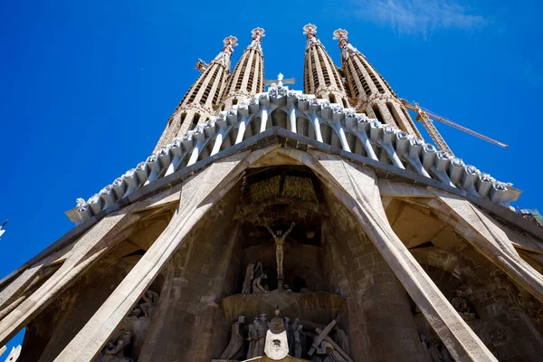 BARCELONA, SPAGNA - 24 APRILE 2019: Cattedrale La Sagrada Familia a Barcellona, Spagna. È stato progettato dall'architetto Antonio Gaudi e costruito dal 1882 — Foto Stock