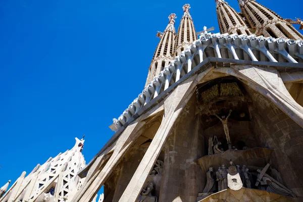 BARCELONA, SPAGNA - 24 APRILE 2019: Cattedrale La Sagrada Familia a Barcellona, Spagna. È stato progettato dall'architetto Antonio Gaudi e costruito dal 1882 — Foto Stock