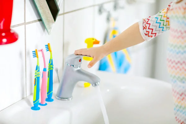 Gros plan de petite fille tout-petit se lavant les mains avec du savon et de l'eau dans la salle de bain. Gros plan enfant apprendre à nettoyer les parties du corps. Hygiène action de routine pendant la maladie virale. enfant à la maison ou à la crèche. — Photo