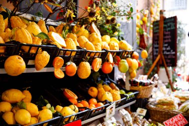 Satılık farklı limonlar. Taormina, Sicilya, İtalya 'da geleneksel lezzetli İtalyan limonları çiftçi pazarında.