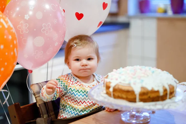 Adorable little baby girl celebrating first birthday. Baby eating marshmellows decoration on homemade cake, indoor. Birthday party for cute toddler child, beautiful daughter — Stock Photo, Image