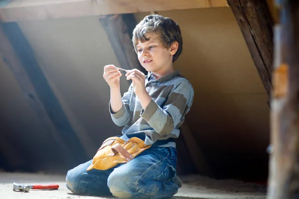 Menino ajudando com ferramentas de brinquedo no site construciton . — Fotografia de Stock