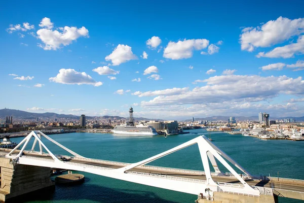 Vista panorámica de Barcelona, España con Puerto en un día soleado. Puerto español de la famosa ciudad . — Foto de Stock