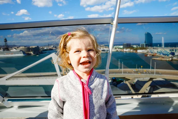 Feliz bonito menina da criança no navio de cruzeiro. Criança adorável fazendo férias em família cruzando a Europa eo Mar Mediterrâneo — Fotografia de Stock