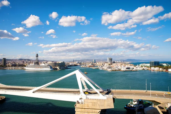 晴れた日に港とバルセロナ、スペインのパノラマビュー。有名な都市のスペインの港. — ストック写真