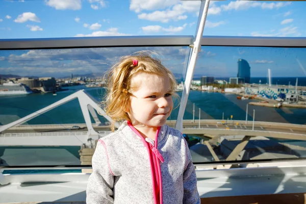 Feliz niñita linda en el crucero. Adorable bebé haciendo vacaciones en familia cruzando por Europa y el mar Mediterráneo — Foto de Stock