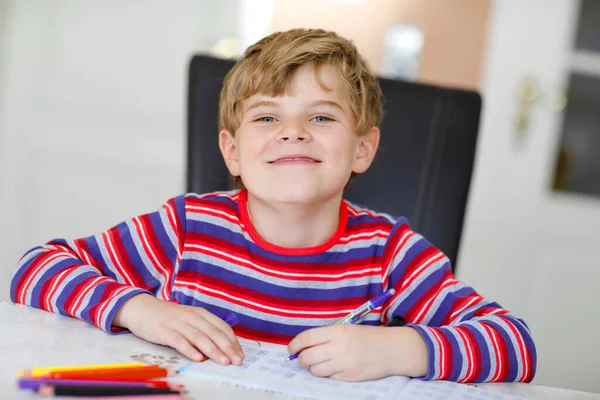 勤勤恳恳、快乐的学童在科罗那大流行病检疫期间做作业。健康的孩子用笔写字，待在家里。家庭教育的概念 — 图库照片