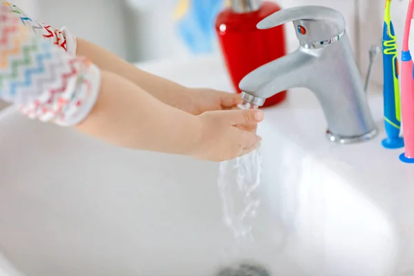 Gros plan de petite fille tout-petit se lavant les mains avec du savon et de l'eau dans la salle de bain. Gros plan enfant apprendre à nettoyer les parties du corps. Hygiène action de routine pendant la maladie virale. enfant à la maison ou à la crèche. — Photo