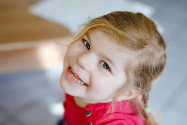 Üç yıllık sevimli, küçük bir kızın portresi. Sarı saçlı güzel bir bebek kameraya bakıp gülümsüyor. Mutlu sağlıklı çocuk. — Stok fotoğraf