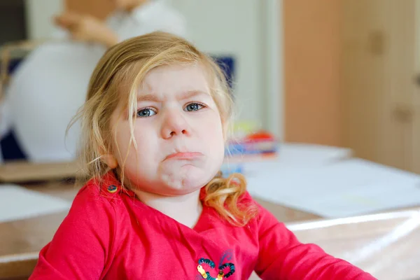 Aranyos feldúlt, boldogtalan kislány sír. Dühös, érzelmes gyerek kiabál. A könnyes gyerek portréja. — Stock Fotó