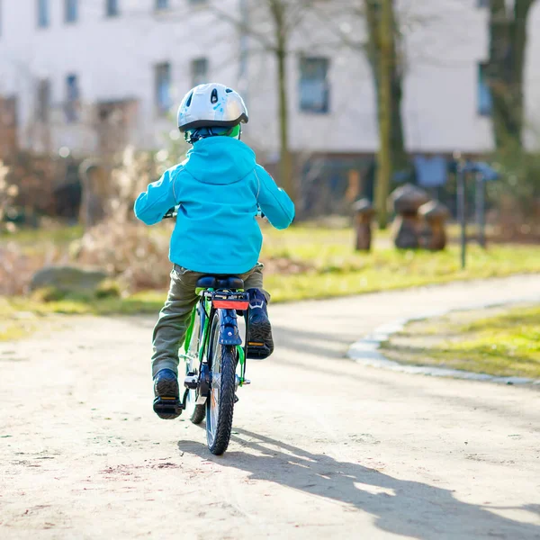 Pequeno menino pré-escolar andando de bicicleta — Fotografia de Stock