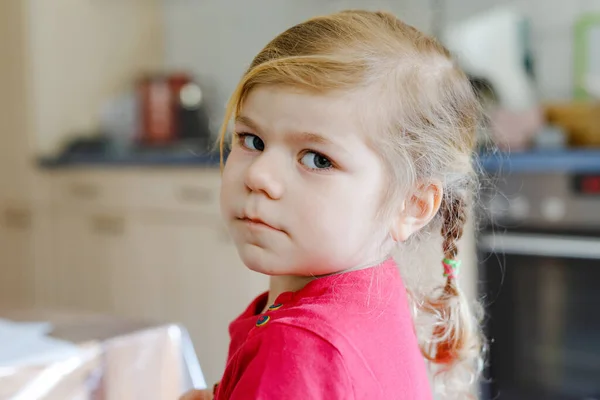 Ritratto di adorabile ragazza bambino carino di tre anni. Bellissimo bambino con i capelli biondi che guarda e sorride alla telecamera. Felice bambino sano. — Foto Stock