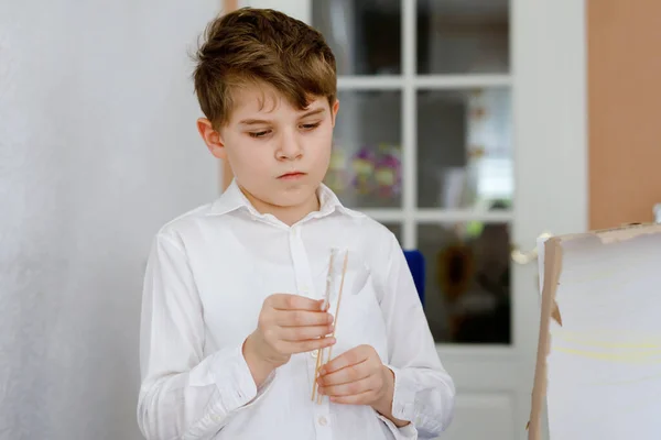 Niño de escuela haciendo teatro de muñecas de papel. Niño feliz creando figuras e interpretando teatro durante el tiempo de cuarentena en casa. Chico creativo activo quedarse en casa . — Foto de Stock