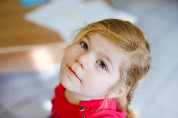 Aranyos, aranyos, hároméves kislány portréja. Gyönyörű baba szőke hajjal és mosolyog a kamerába. Boldog egészséges gyermeket.. — Stock Fotó