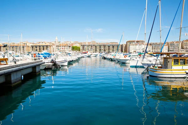 フランスのマルセイユにある古い港。晴れた日のプロバンス. — ストック写真