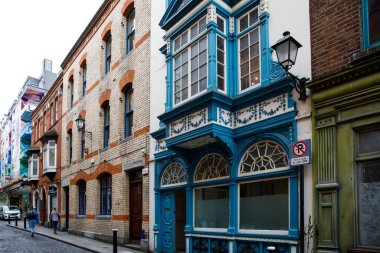 DUBLIN, IRELAND - 1 Temmuz 2019: Temple Bar semti Dublin 'in kültürel bölgesinde her yıl binlerce turist tarafından ziyaret edilen ünlü bir simgedir. İrlanda başkentinin merkezi - erkek kadın turistler