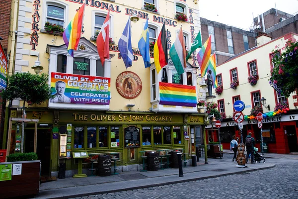ダブリン、アイルランド- 7月1 、 2019:テンプルバー地区は、毎年何千人もの観光客が訪れるダブリンの文化地区で有名なランドマークです。アイルランドの首都の中心-男性女性観光客 — ストック写真