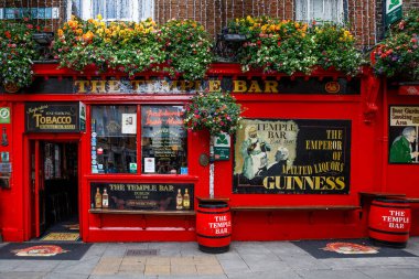 DUBLIN, IRELAND - 1 Temmuz 2019: Temple Bar Dublin kültürel bölgesinde her yıl binlerce turist tarafından ziyaret edilen ünlü bir simgedir. İrlanda başkentinin merkezindeki Tapınak Bar.