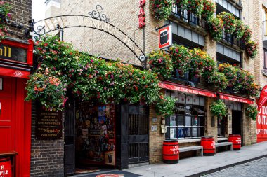 DUBLIN, IRELAND - 1 Temmuz 2019: Temple Bar Dublin kültürel bölgesinde her yıl binlerce turist tarafından ziyaret edilen ünlü bir simgedir. İrlanda başkentinin merkezindeki Tapınak Bar.