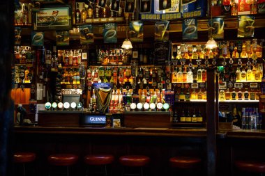 DUBLIN, IRELAND - 1 Temmuz 2019: Temple Bar Dublin kültürel bölgesinde her yıl binlerce turist tarafından ziyaret edilen ünlü bir simgedir. Tapınak Bar 'ın içinde, İrlanda başkentinin merkezinde.