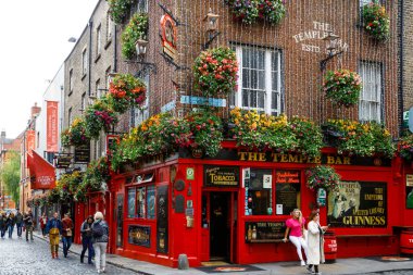 DUBLIN, IRELAND - 1 Temmuz 2019: Temple Bar Dublin kültürel bölgesinde her yıl binlerce turist tarafından ziyaret edilen ünlü bir simgedir. İrlanda başkentinin merkezindeki Tapınak Bar.