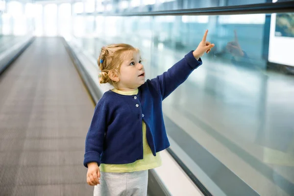 Adorabile ragazzina all'aeroporto. Bello il bambino che cammina fino al cancello e va in vacanza in famiglia in aereo. Positivo bambino felice . — Foto Stock