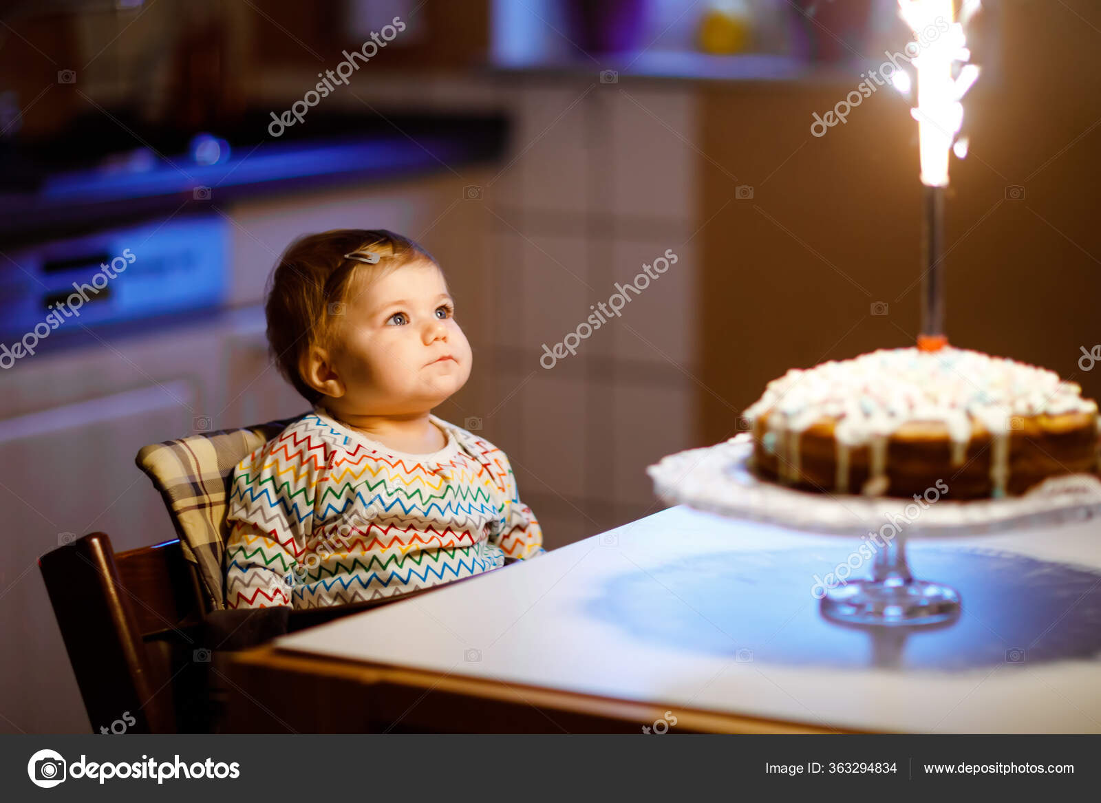 Jolie Belle Petite Fille Qui Fete Son Premier Anniversaire Enfant Soufflant Une Bougie Sur Un Gateau Fait Maison A L Interieur Anniversaire Fete De Famille Pour Adorable Tout Petit Enfant Belle Fille Image Libre Jolie Belle Petite Fille Qui Fete Son Premier Anniversaire Enfant Soufflant Une Bougie Sur Un Gateau Fait Maison A L Interieur Anniversaire Fete De Famille Pour Adorable Tout Petit Enfant Belle Fille Image Libre