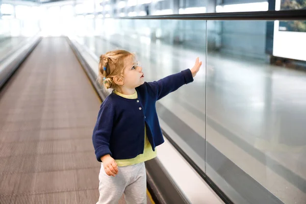 Adorabile ragazzina all'aeroporto. Bello il bambino che cammina fino al cancello e va in vacanza in famiglia in aereo. Positivo bambino felice . — Foto Stock