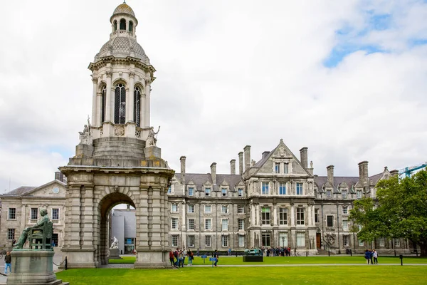 DUBLIN, IRLANDA - JULHO 1, 2019: Trinity College em Dublin, oficialmente o College of the Holy and Undivided Trinity of Queen Elizabeth, é o único colégio constituinte da Universidade — Fotografia de Stock