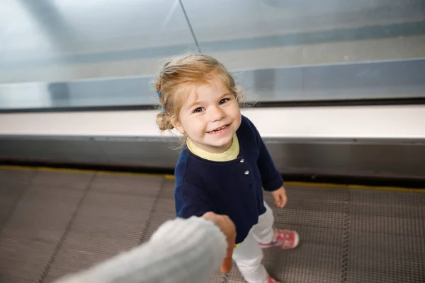 Schattig klein peutermeisje op het vliegveld. Lief kind dat naar de gate loopt en met het vliegtuig op familievakantie gaat. Positief gelukkig kind. — Stockfoto