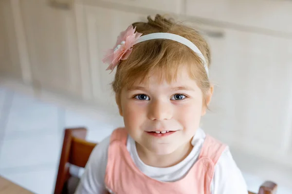 3 년된 귀엽고 귀여운 아기의 모습. 카메라를 보며 금발 머리의 아름다운 아기가 웃고 있습니다. 행복 한 건강 한 아이. — 스톡 사진